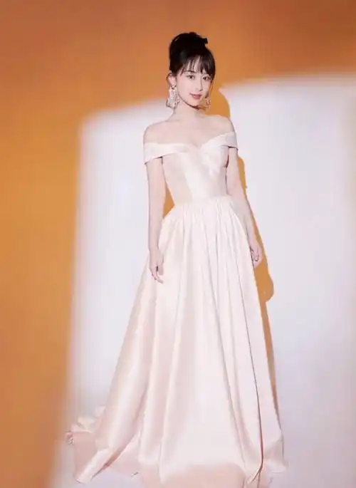 杨紫礼服名场面,黄色亮眼,白色优雅,最近的礼服一套比一套好看