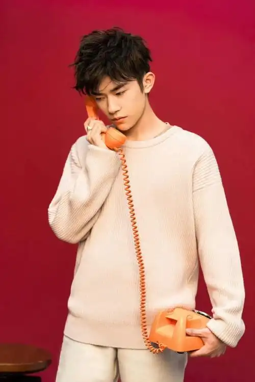 易烊千玺毛衣造型
