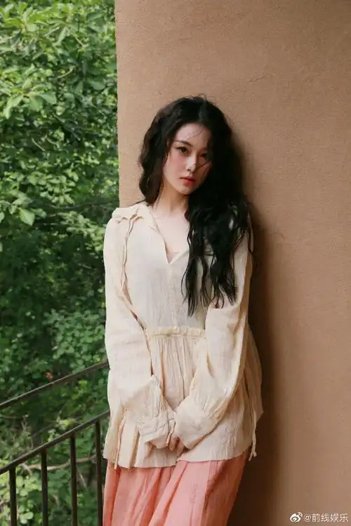 张馨予羊毛卷造型#张馨予换发型啦,这长卷发好好看,短发干练,长ⅱ