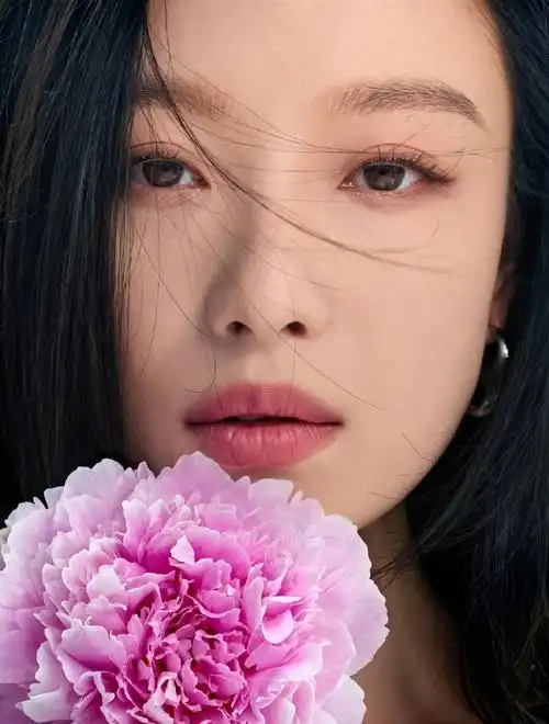 倪妮520仪式感##倪妮明媚花神#倪妮美神降临,捧花照对我的眼睛太友好