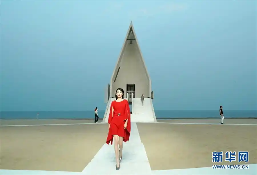 沙滩上的时装秀