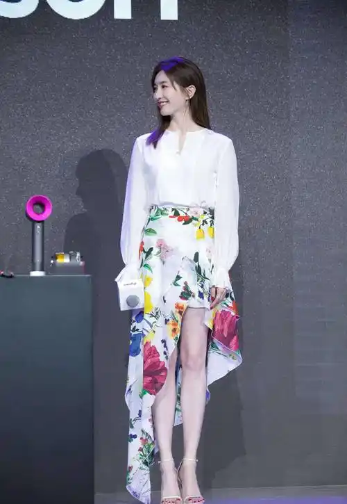 原创江疏影波浪卷发雪肤红裙撩人她不仅是迷人漂亮而且非常励志