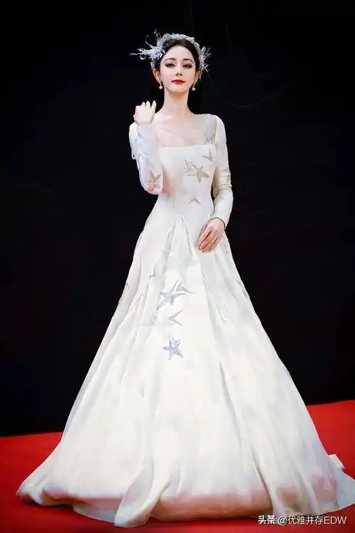 今晚迪丽热巴犹如冰雪中的小仙女.又像白雪公主一般.最让人意外是.