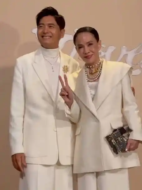 周润发携妻子亮相某品牌活动