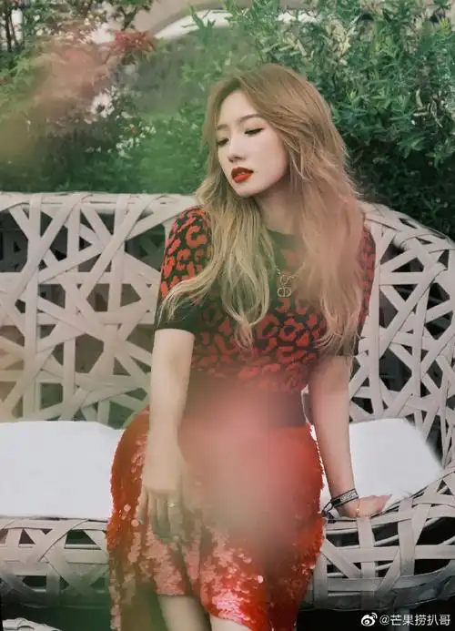 孟美岐金发复古大片