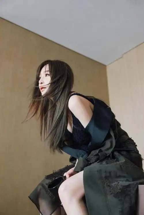 王心凌时尚穿搭 内里针织镂空吊带连衣裙搭配墨绿外套展精致生活