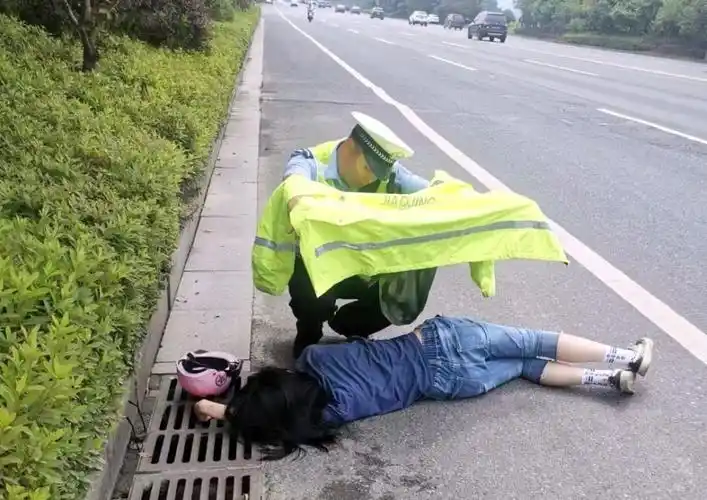 交警现场展开救援_腾讯新闻