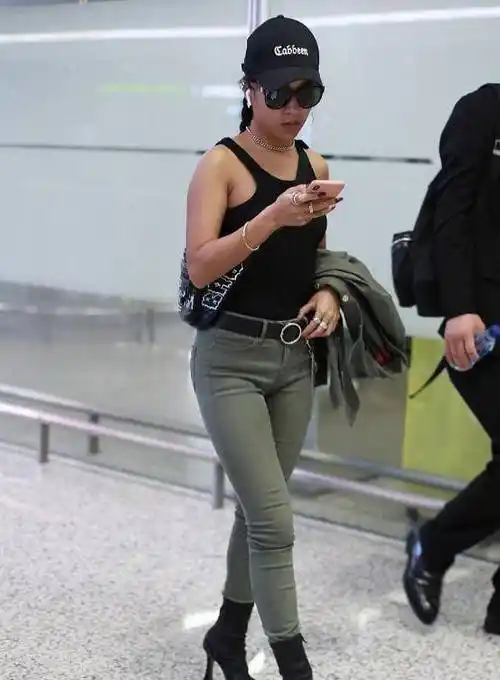 吉克隽逸的裤子也太紧了吧,看着好勒_身材_妹子_皮肤