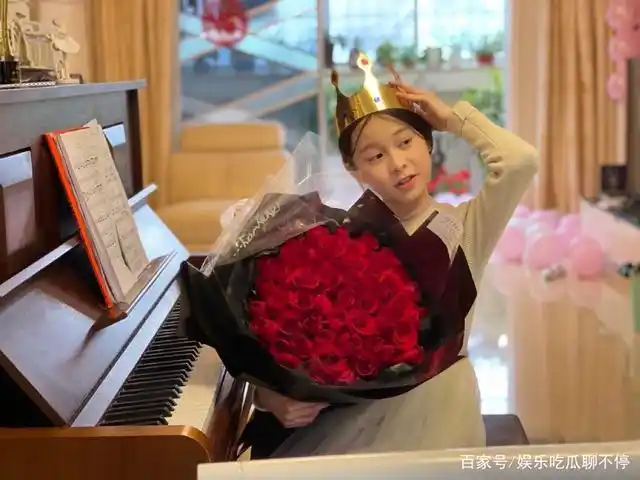 话说回来,之前,《小舍得》在开拍,宣传的时候,一直没有官宣"米桃"扮演