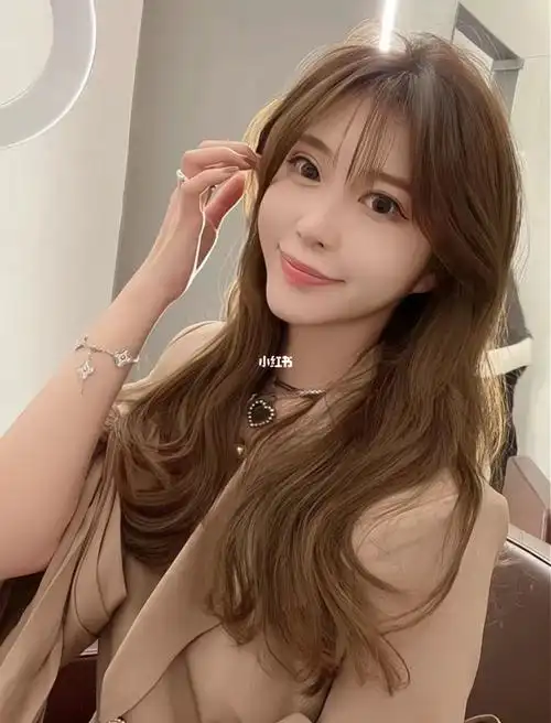 亚麻色就是偏浅的棕色,棕色会带有雾感,显白又洋气