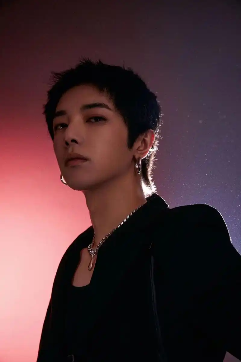 华晨宇壁纸:一身黑色修身西装的花花,酷帅有型超个性啊!