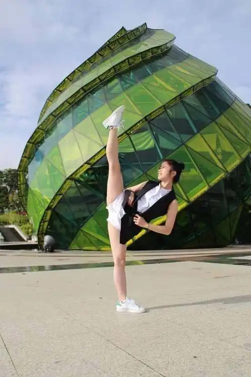 越南一字马女孩随时随地都在练习