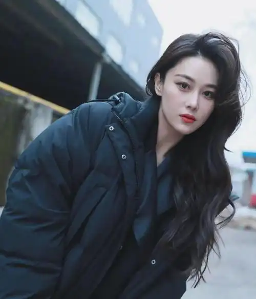 张馨予长发披肩侧颜优越红唇烈焰美艳动人