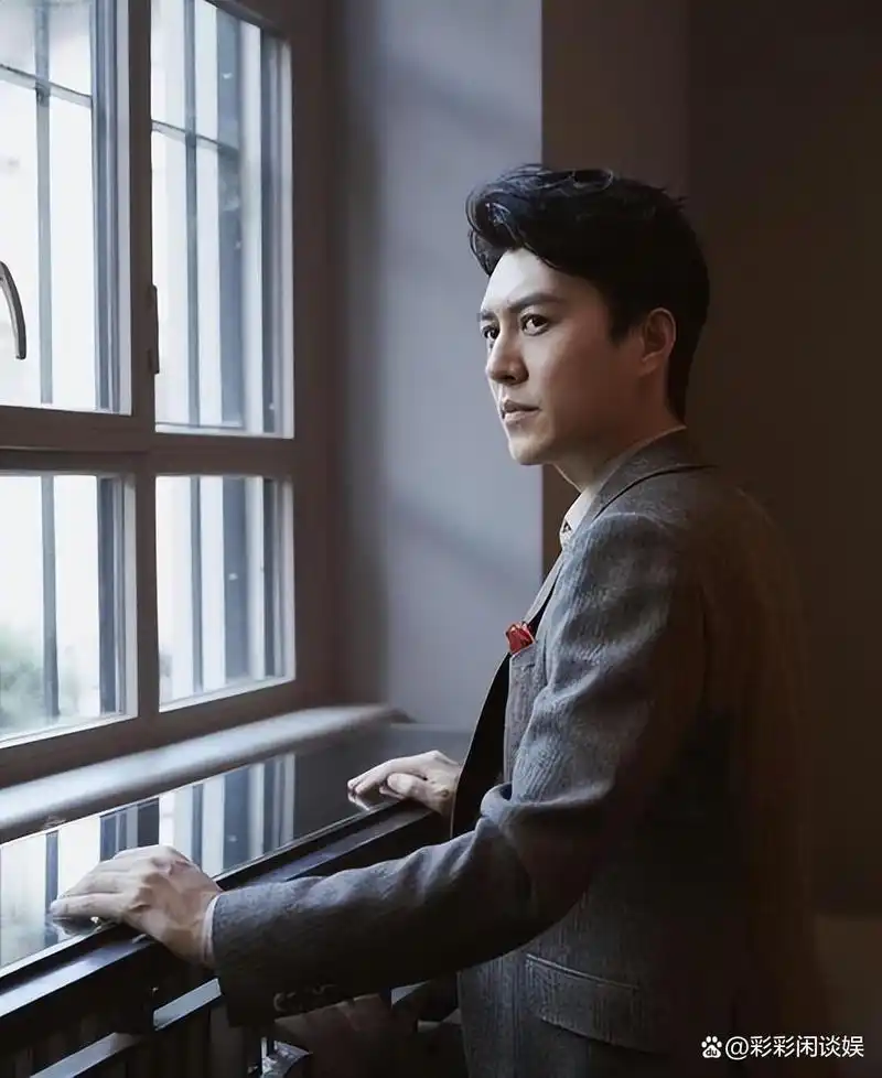 靳东参加两会!他身份好厉害,穿蓝色西装帅气儒雅,领导范儿十足