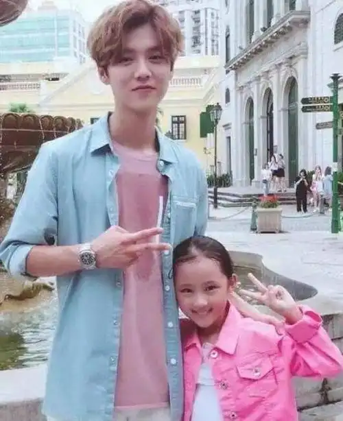 鹿晗一家拍照,真是有颜值的一家