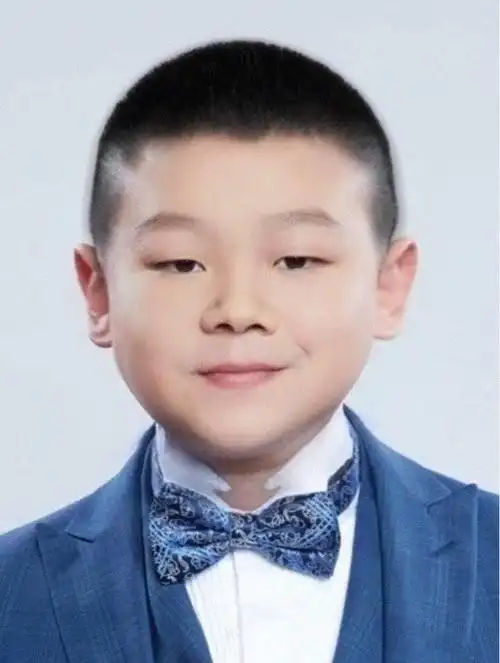 男神合体!岳云鹏自己p的童年照好优越,刘德华小李子成龙等同框