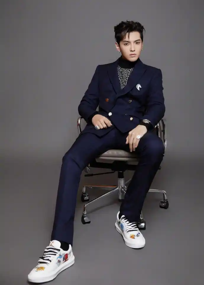 吴亦凡深蓝双排扣西装搭配印花高领衫,温暖有型,依旧贵气十足