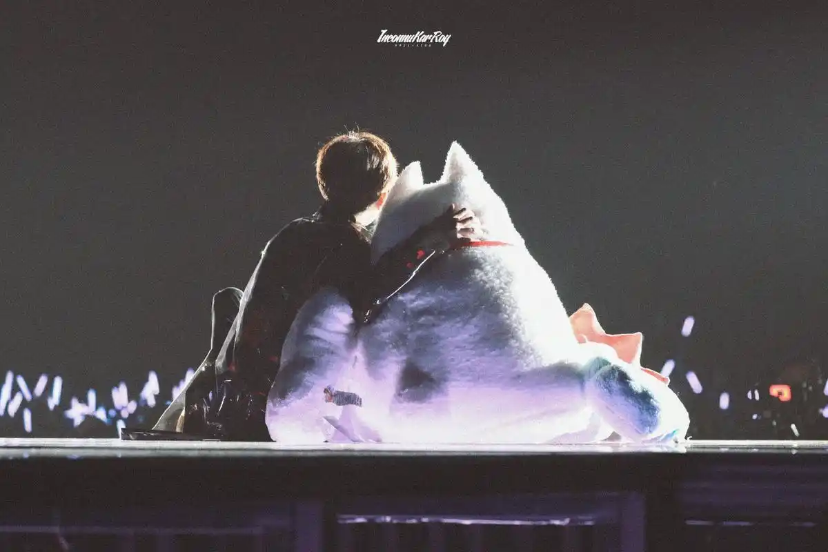 王源勇敢向前走,背影坚定未来无限可能