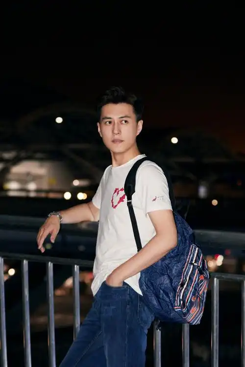 简介:靳东简洁机场街拍写真图片,分享一组靳东图片给大家,图中的明星