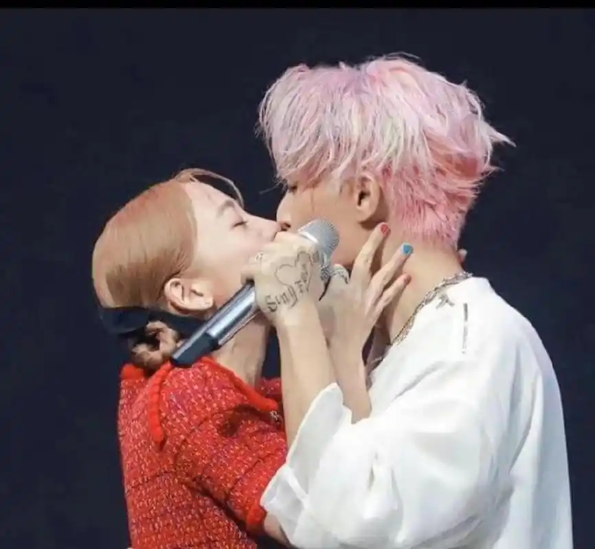 炎亚纶鬼鬼演唱会现场接吻# 首先,这俩人都是台d 其次,很难不怀疑这