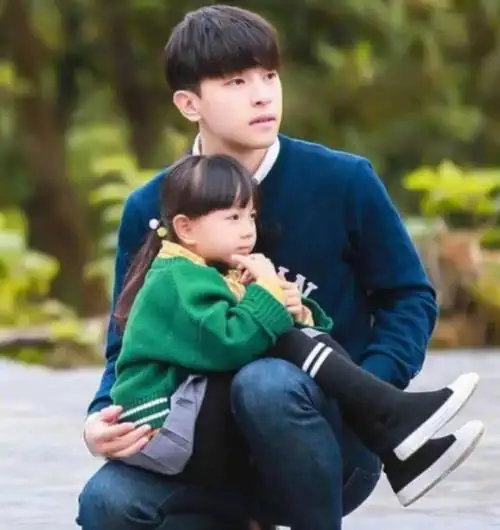 邓伦女儿长大了长开活像洋娃娃网友移动板凳上线