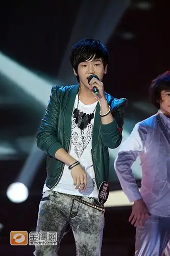 快乐男声李炜12进10穿的衣服