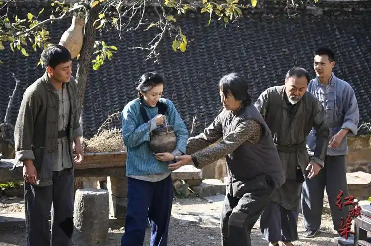 (红旗渠剧照)今晚8点锁定央视一套(cctv-1),随我们回溯历史重走红旗渠