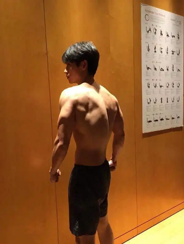 魏晨晒光剑腹肌照!结婚后变保守了,在关键部位还打了马赛克