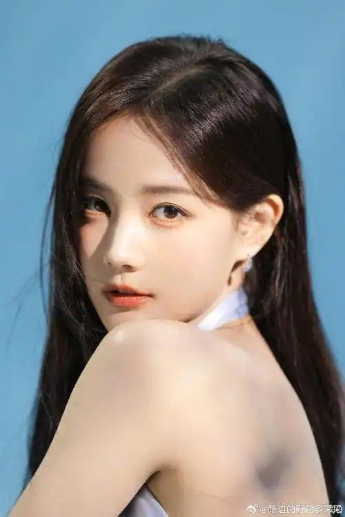 李一桐这组live图和写    真照美得让人很舒服清透干净的妆容打造氧气