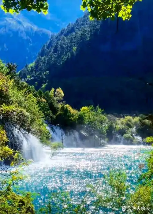 九寨沟火花海  阳光洒在瀑布上,水花闪着金光,仿佛是大自然自己的笑容