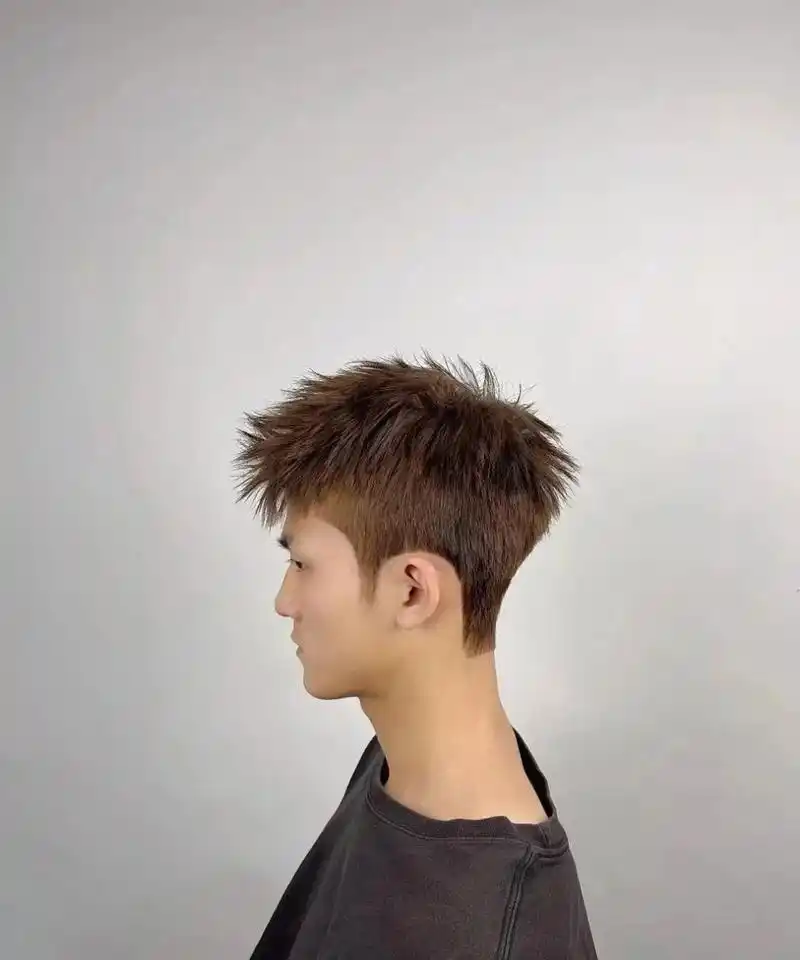 钢夹烫 前刺 适合头顶塌,细软头发的男生 这款发型用钢夹烫的方式把