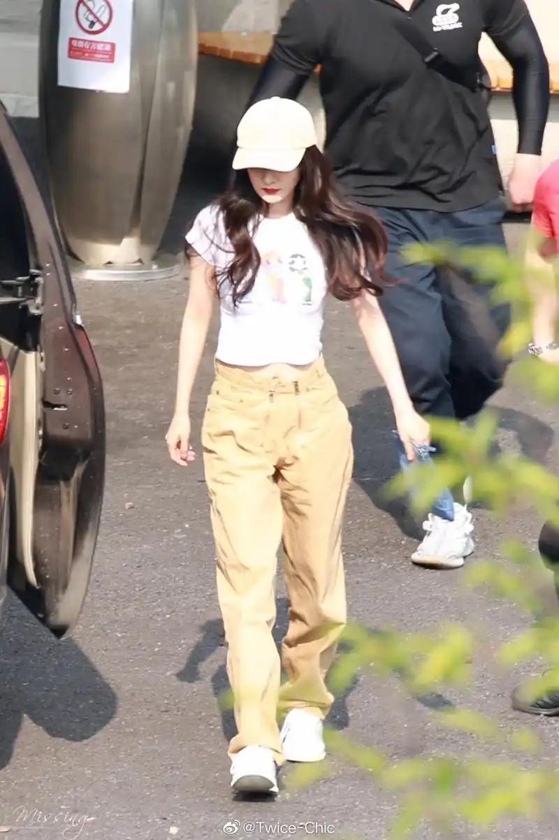 杨幂| 今日上海机场穿搭,身着卡通印花t恤搭配米色工装裤.