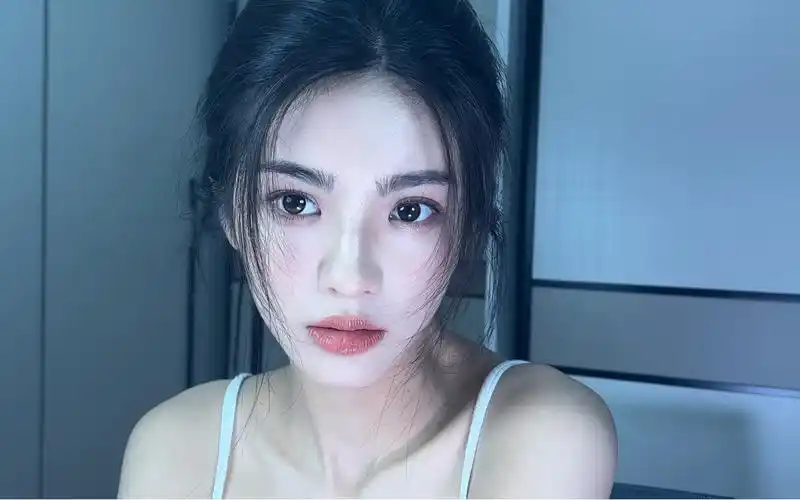 宅家拍拍|氛围感冷白皮