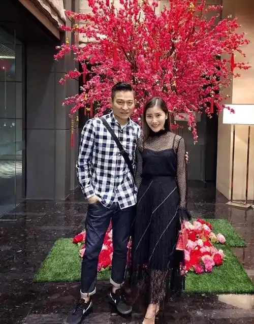 朱丽倩舅舅庆生刘德华小姨子穿绿裙抢镜陈志远两儿子超帅气