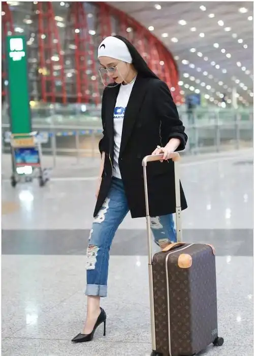 范冰冰出征戛纳西装牛仔裤干练帅气 头绑发带大胆露额头秀高颜值