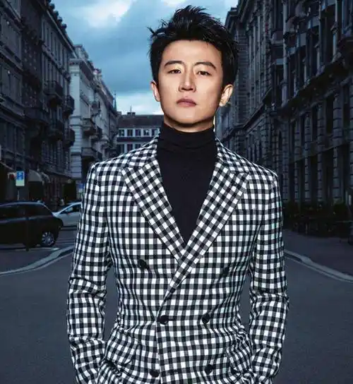 原创12岁父母分手出道又屡遭导演忽悠黄轩38岁和妈妈生活