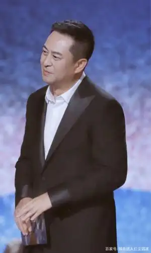 张嘉译现身金鸡奖走红毯,弯腰驼背的样子让粉丝们心疼