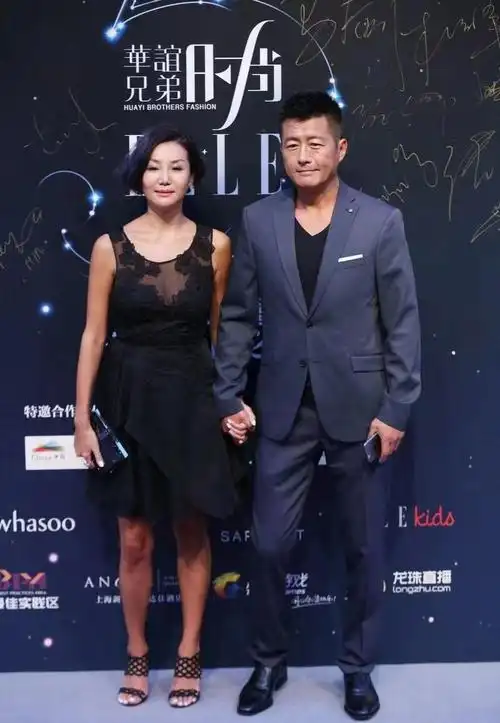 高曙光高调带二婚老婆赴宴小16岁妻子打扮老气颜值不如江珊
