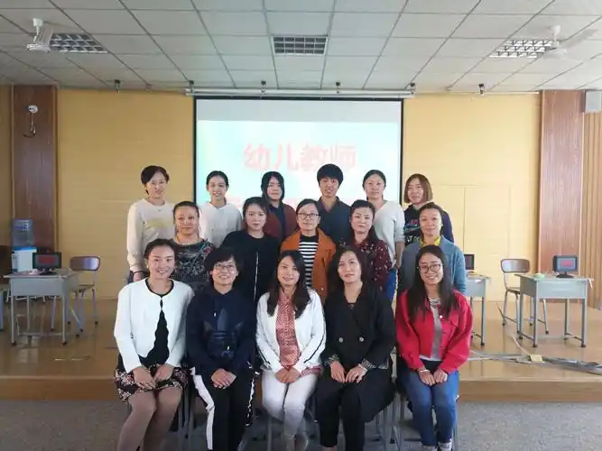 使赵幼儿园老师与评委老师合影