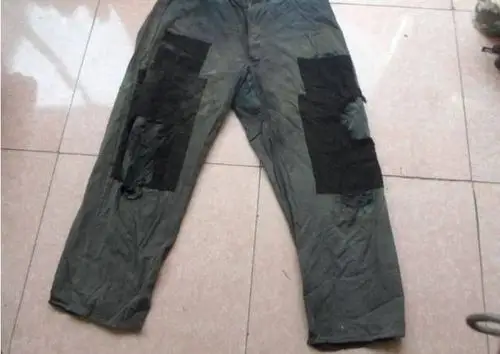 人们买衣服必须要布票,而穿的衣服也大多是破破烂烂的补丁衣服,颜色和