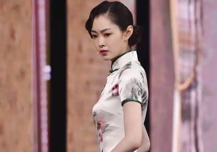 李小冉《像雾像雨又像风》里李小冉的旗袍造型,显得她清纯又楚楚可怜