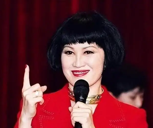 靳羽西:用一支支口红改变中国靳羽西,这个名字可能并