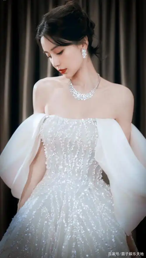 angelababy主持北京春晚穿的白色高定婚纱裙太像白雪公主了