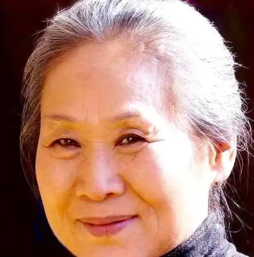 "百亿票房"艺人,70岁成为人气艺人,"我不是药神"的奶奶