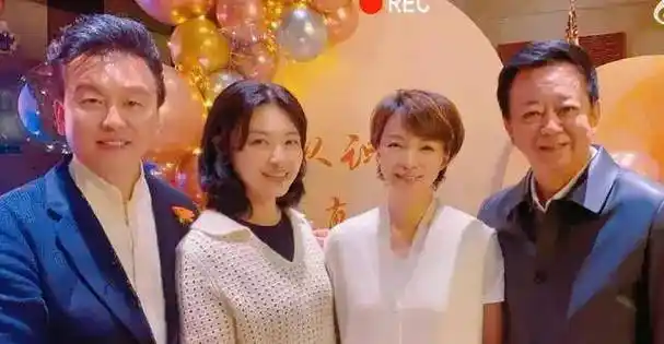 笑趴下!看了周涛董卿的素颜照,才知道美人不在"皮"也不在"骨"