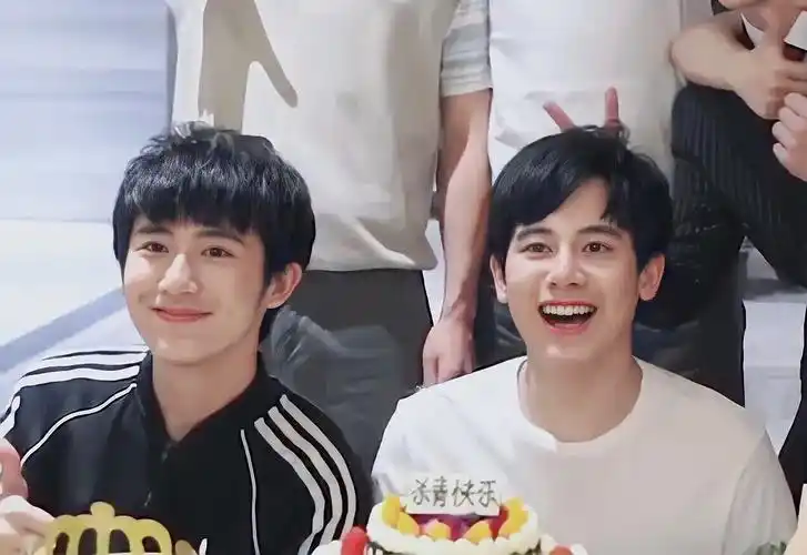 两个人还视频通话郝富申没睡醒就夸胡先煦鱼好看郝富申记得胡先煦应援