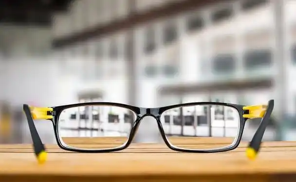 但近年来,戴眼镜的花费高达几千块,这让很多父母都将近视当成了"败家