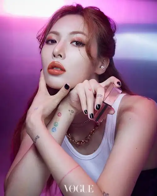 泫雅穿黑色吊带大秀丰满身材 魅惑眼神配红唇野性十足