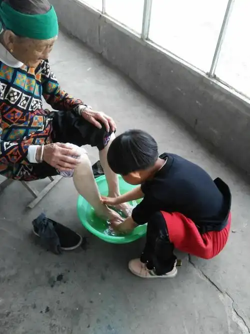 乌日罕为奶奶洗脚