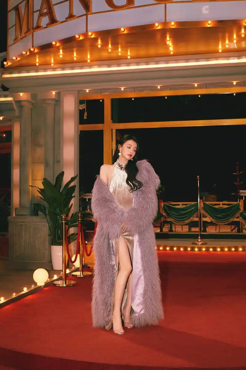 孙怡参加大侦探节目造型曝光化身大舞厅歌女一袭紫色旗袍华丽高级